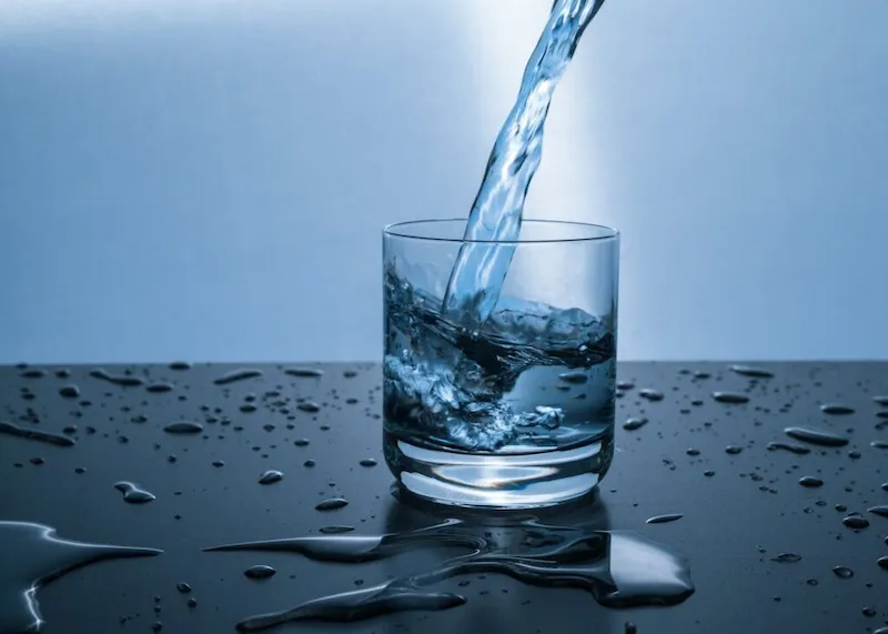 Hidratação — beber água ajuda no trânsito intestinal