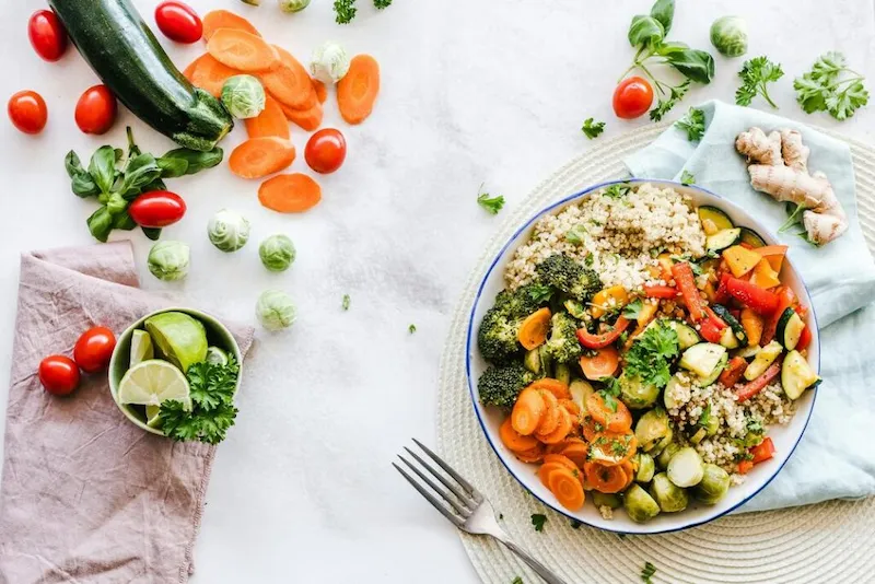 Alimentos ricos em fibras — frutas, vegetais e grãos integrais