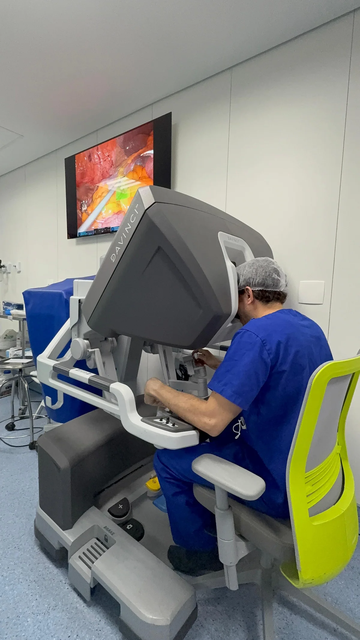 Dr. Matheus Massahud operando o console de cirurgia robótica durante um procedimento