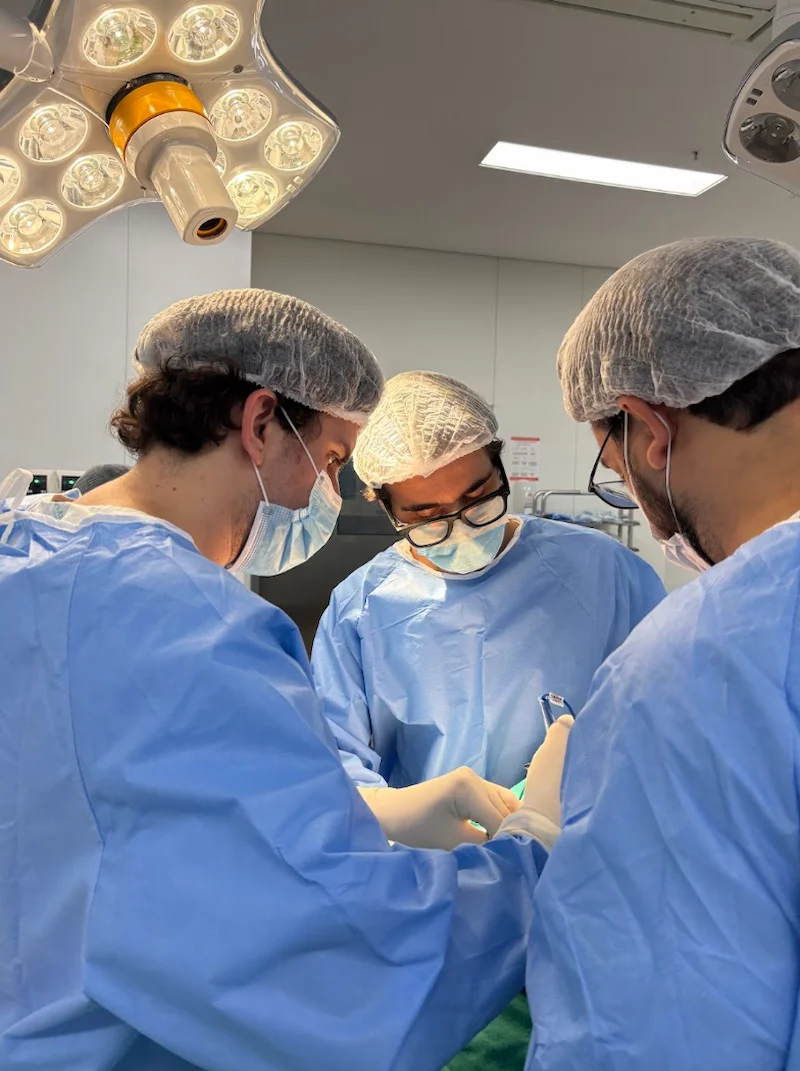 Equipe médica realizando procedimento cirúrgico em centro cirúrgico.