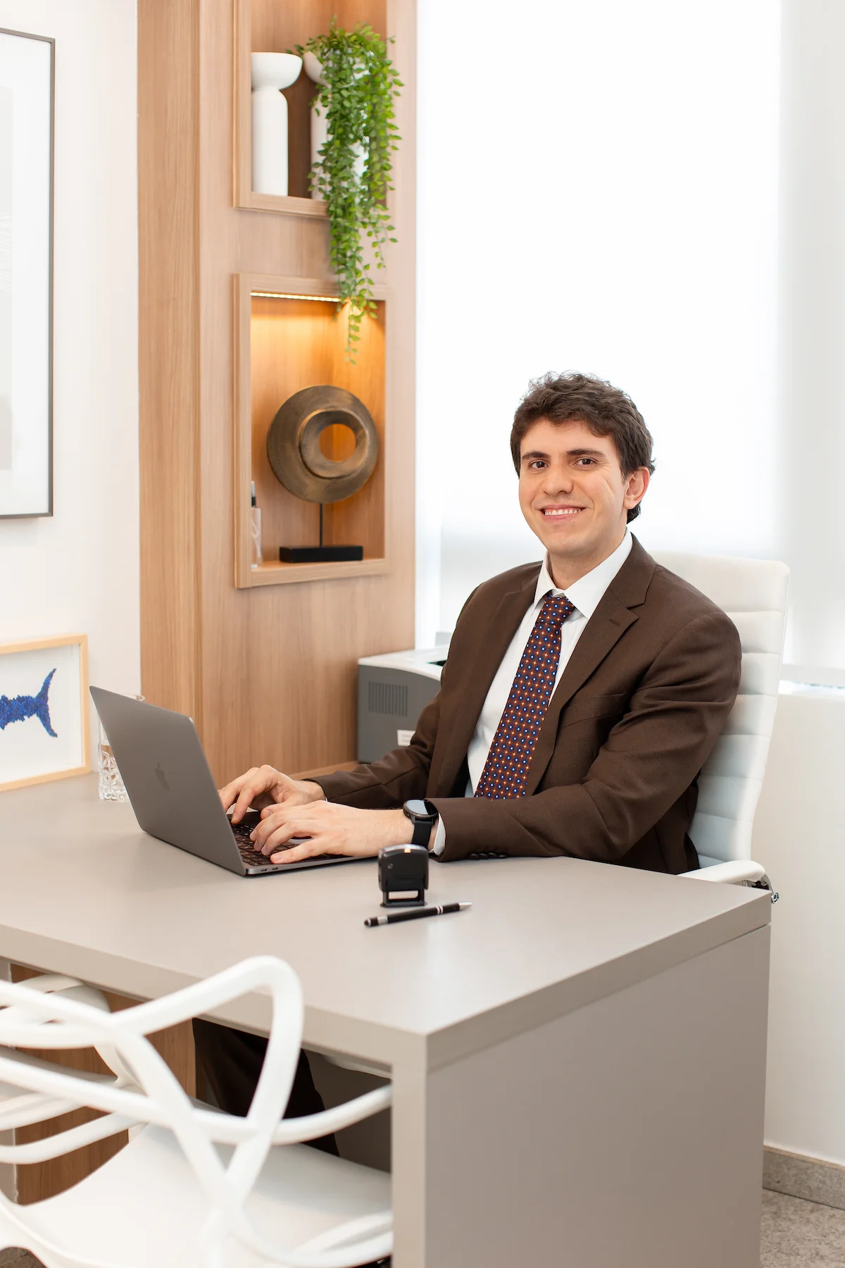 Dr. Matheus Massahud trabalhando no computador em seu consultório.