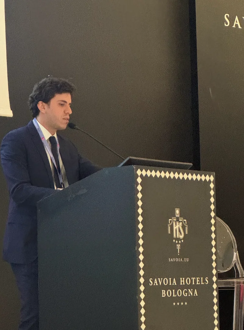 Dr. Matheus Massahud apresentando palestra em congresso médico.