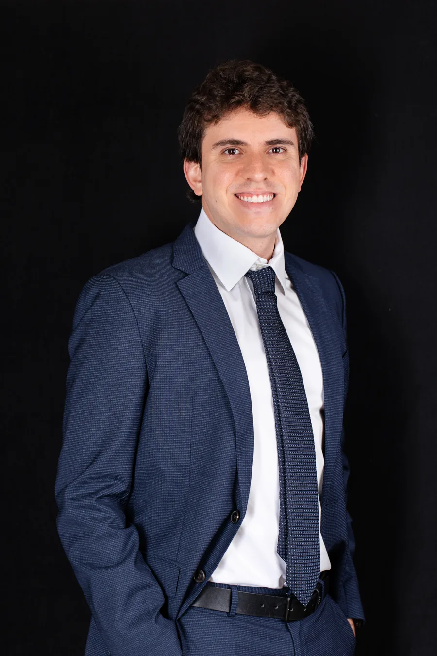 Dr. Matheus Duarte Massahud, coloproctologista em Belo Horizonte, em retrato profissional de terno azul